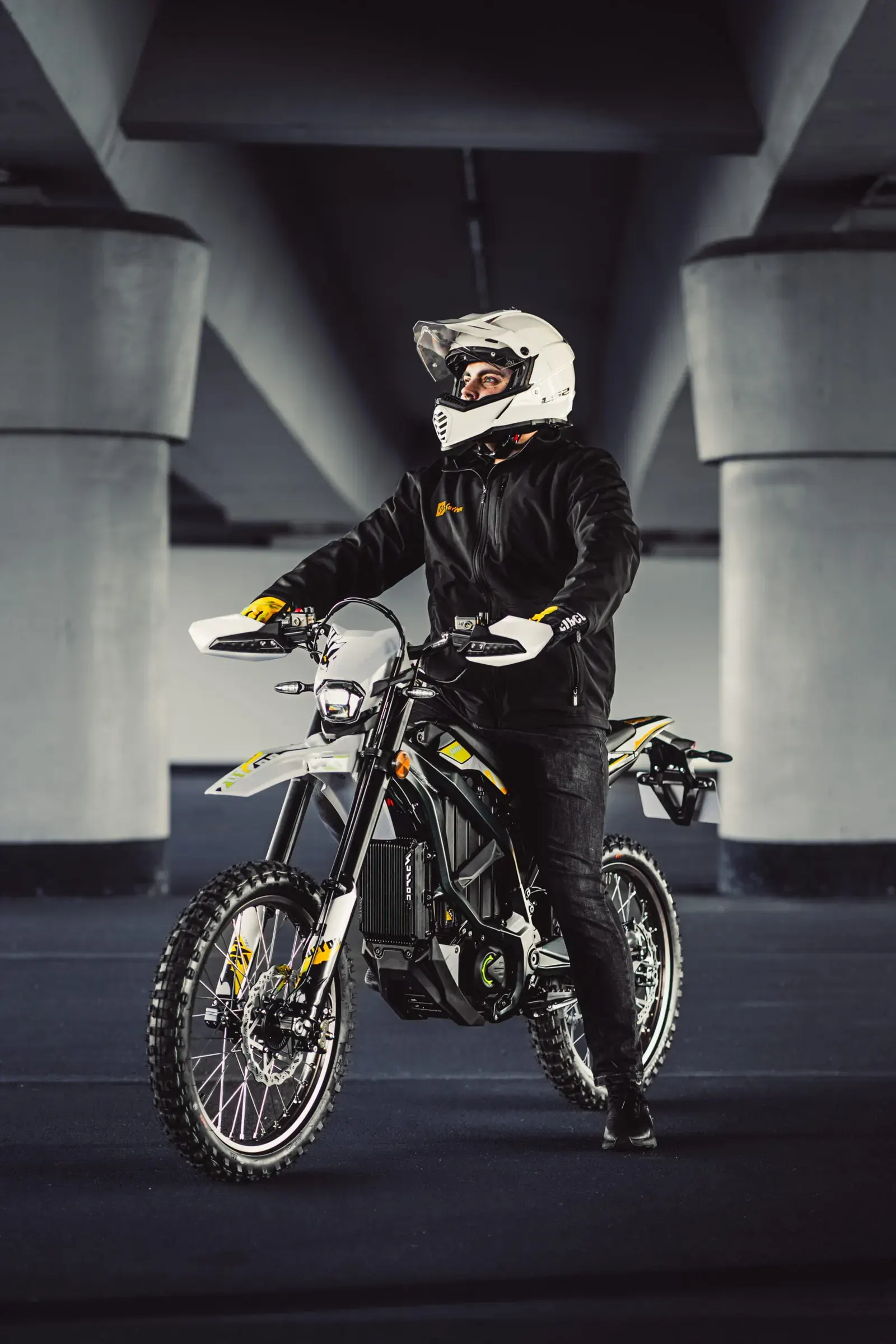 Surron Ultra Bee pod betonowym wiaduktem — miejski klimat Voltage Bikes